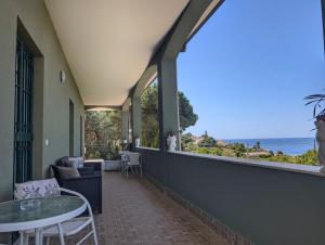 a balcony with a table and a view of the ocean at Casa del Mandorlo in Plemmirio