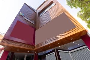 索兰Treebo Anand The Mall Solan的一栋带有大窗户的木质立面建筑