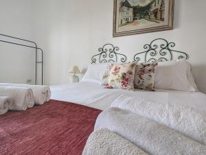 a bedroom with two beds with white sheets and pillows at Casa del Mandorlo in Plemmirio