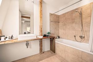 Koupelna v ubytování Ferienwohnung Insel-Loft - Maisonette auf der Insel, exklusiv mit Dachterrasse + 13 fotografií