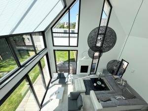 an open living room with large windows at Superbe Villa contemporaine avec piscine, Sainte Marine in Combrit