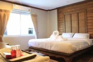a bedroom with a bed with a swan on it at เคียงตะวัน รีสอร์ท in Ban Yang +1 photo