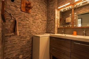 a bathroom with a toilet and a sink at Superbe appart.55m2 - 200m Ocean et parking in Biscarrosse +22 photos