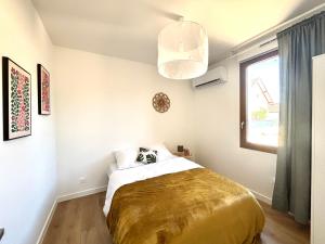 En eller flere senge i et værelse på M113 Marquer Superbe T2 proche de la douane Moillesulaz et de Genève