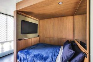 En eller flere senge i et værelse på A Stylish Studio - TINY ROOM in Pyrmont