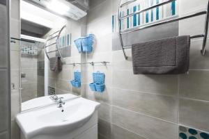 a bathroom with a sink and a toilet and a mirror at Maisonnette au pied de l'Océan avec terrasse in Biscarrosse