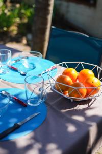 a bowl of oranges sitting on a table at Maisonnette au pied de l'Océan avec terrasse in Biscarrosse