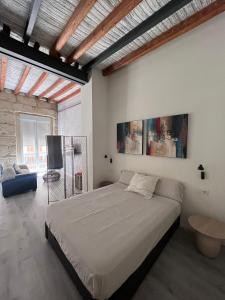 En eller flere senge i et værelse på Beautiful loft in old town