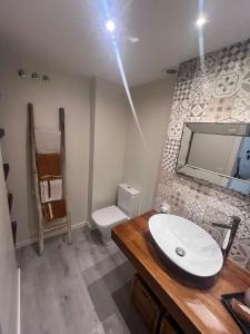 Et badeværelse på Beautiful loft in old town + 10 billeder