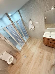 un baño con inodoro y lavabo en Hostel VAM Torrejón, en Torrejón de Ardoz