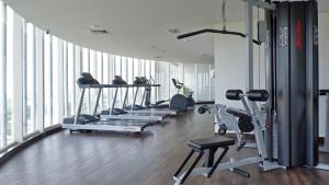 Fitness centrum a/nebo fitness zařízení v ubytování The Alana Hotel and Conference Sentul City by ASTON