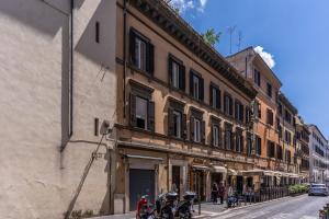 un gruppo di motociclette parcheggiate davanti a un edificio di Telier Ripetta a Roma