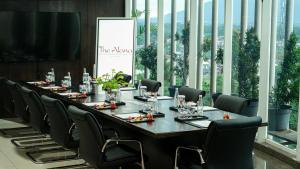 Restaurace v ubytování The Alana Hotel and Conference Sentul City by ASTON