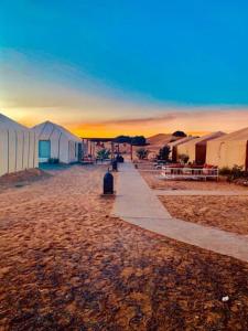 Φυσικό τοπίο κοντά σε οργανωμένο κάμπινγκ +19 φωτογραφίες