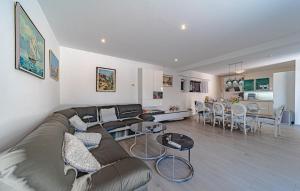 ein Wohnzimmer mit Couch und ein Esszimmer in der Unterkunft Villa Angela by Villas Guide in Duba Stonska