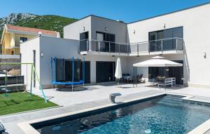 ein Haus mit einem Swimmingpool vor dem Haus in der Unterkunft Villa Angela by Villas Guide in Duba Stonska