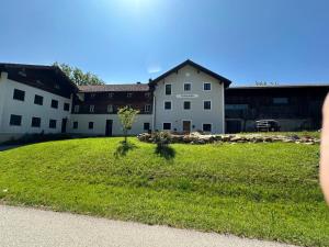 a building with a grassy yard in front of a building at Buchmühle in Niederdorla