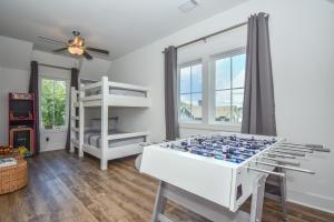 Habitación con futbolín y litera en High Cotton on Lake Martin, en Dadeville
