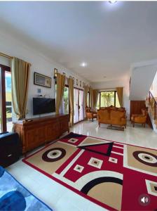 a living room with a large rug on the floor at Villa Kusuma Tawangmangu in Tawangmangu