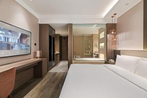 Uma cama ou camas num quarto em 杭州西湖桔子水晶酒店