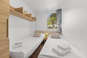 Postel nebo postele na pokoji v ubytování Amadria Park Camping Sibenik Mobile Homes