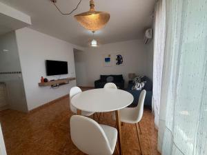 a living room with a white table and chairs at Magnifico apartamento de playa in Moncófar