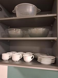 a shelf filled with dishes and bowls and plates at BERNA Signau 1 Grupos Vistas Senderismo Conexiones in Signau