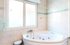 シルティカイムにあるAppartement spacieux à Schiltigheim avec jardinのバスルーム(バスタブ、窓、トイレ付) +7枚の写真