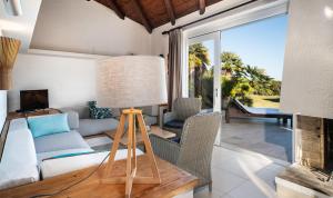 una sala de estar con un sofá y una mesa en Villetta Quattro, en Costa Rei