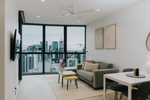 Χώρος καθιστικού στο Nooon Stay QW - Apartments Managed by The NOOON STAY
