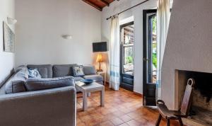 een woonkamer met een bank en een open haard bij Villetta 12 in Costa Rei