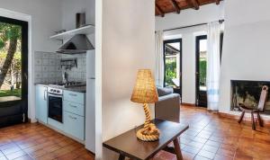 een woonkamer met een tafel met een lamp erop bij Villetta 12 in Costa Rei