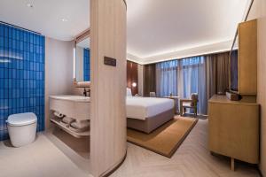 Uma cama ou camas num quarto em 杭州西湖桔子水晶酒店