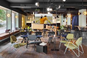 restauracja z krzesłami i stołami oraz barem w obiekcie Mayburg Salzburg, a Tribute Portfolio Hotel w mieście Salzburg +24 zdjęcia