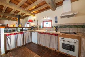 RivièresにあるLe poulailler de la soursolの大きなキッチン(木製キャビネット、シンク付)