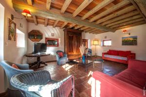 RivièresにあるLe poulailler de la soursolのリビングルーム(赤いソファ、椅子付)