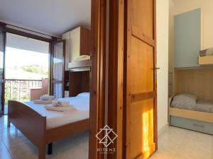 a room with a bed and a table with towels at Domus Vespro in Villasimius