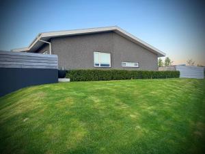 Mynd úr myndasafni af Luxury row house in quiet area with infrared sauna and hot tub í Mosfellsbæ