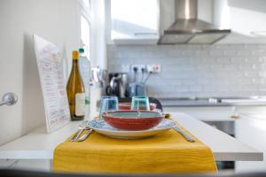 eine Schüssel auf einem gelben Handtuch auf einer Küchentheke in der Unterkunft Bright spacious getaway close to the Sea in Gżira + 61 Fotos