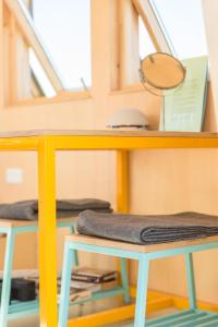 a desk with two stools and a mirror at Hihahut De Vogelaar in Oud-Ade