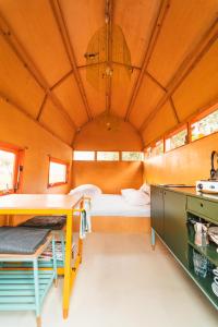a small room with a bed and a table at Hihahut De Vogelaar in Oud-Ade