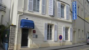un bâtiment avec un panneau bleu sur son côté dans l'établissement Hôtel de Clèves, à Nevers
