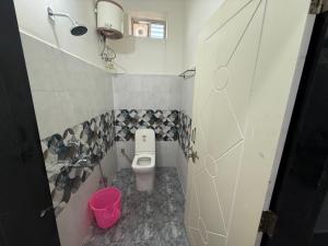 een kleine badkamer met toilet en wastafel bij COCO NET Hotel in Ibrāhīmpatan