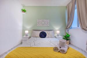 ein Schlafzimmer mit einem Bett mit Handtüchern darauf in der Unterkunft Bright spacious getaway close to the Sea in Gżira