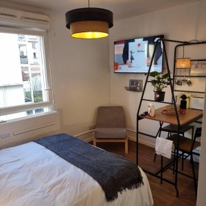 Posteľ alebo postele v izbe v ubytovaní Lyon Montchat Villeurbanne Studio refait à neuf climatisation et parking privé