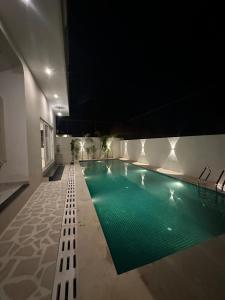 ジャイプールにあるThe nature amerの夜の建物内のスイミングプール