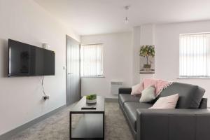TV a/nebo společenská místnost v ubytování Spacious & Bright 1 Bed Flat in Central Doncaster