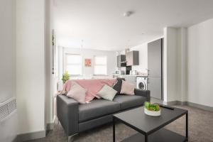 Kuchyň nebo kuchyňský kout v ubytování Spacious & Bright 1 Bed Flat in Central Doncaster