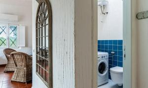 ein Badezimmer mit einer Waschmaschine, einer Waschmaschine und einem Trockner in der Unterkunft Casa 2 in Castiadas