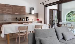 een keuken en eetkamer met een tafel en stoelen bij Villa Lantana in Pula
